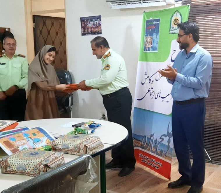 برگزیدگان مرحله استانی مسابقه ی نقاشی ملی جشنواره گوهرهای فاطمی استان هرمزگان تجلیل شدند