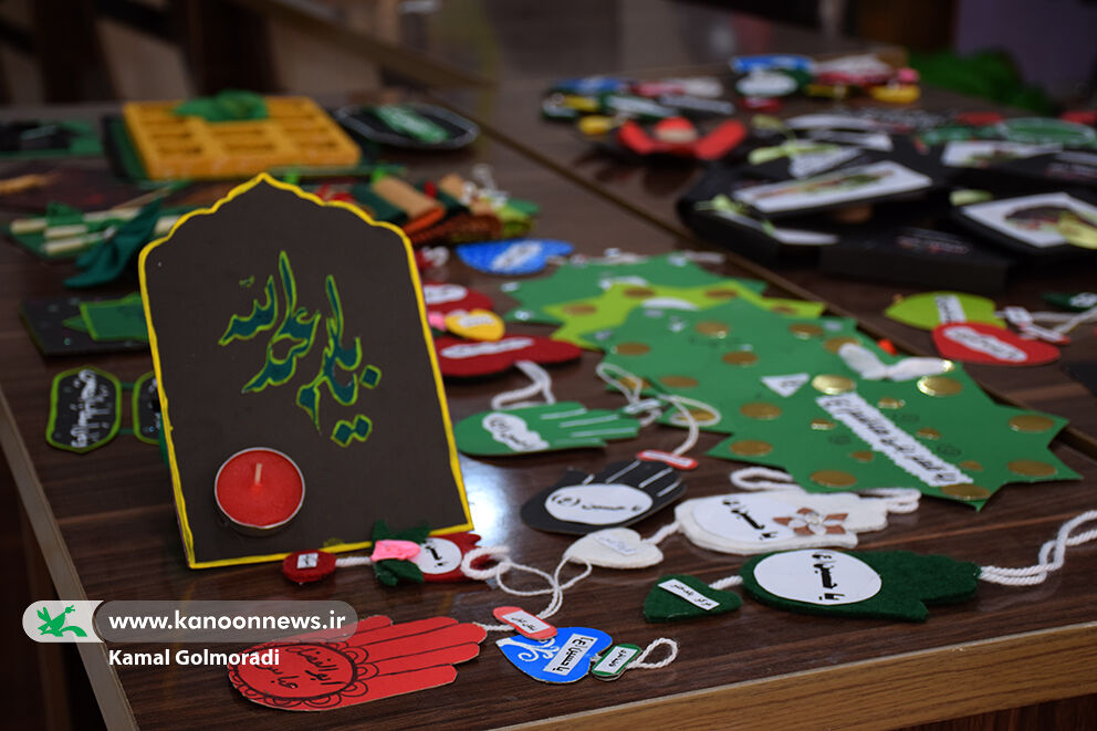 اهدای دستسازههای حسینی اعضای کانون لرستان به زائران اربعین