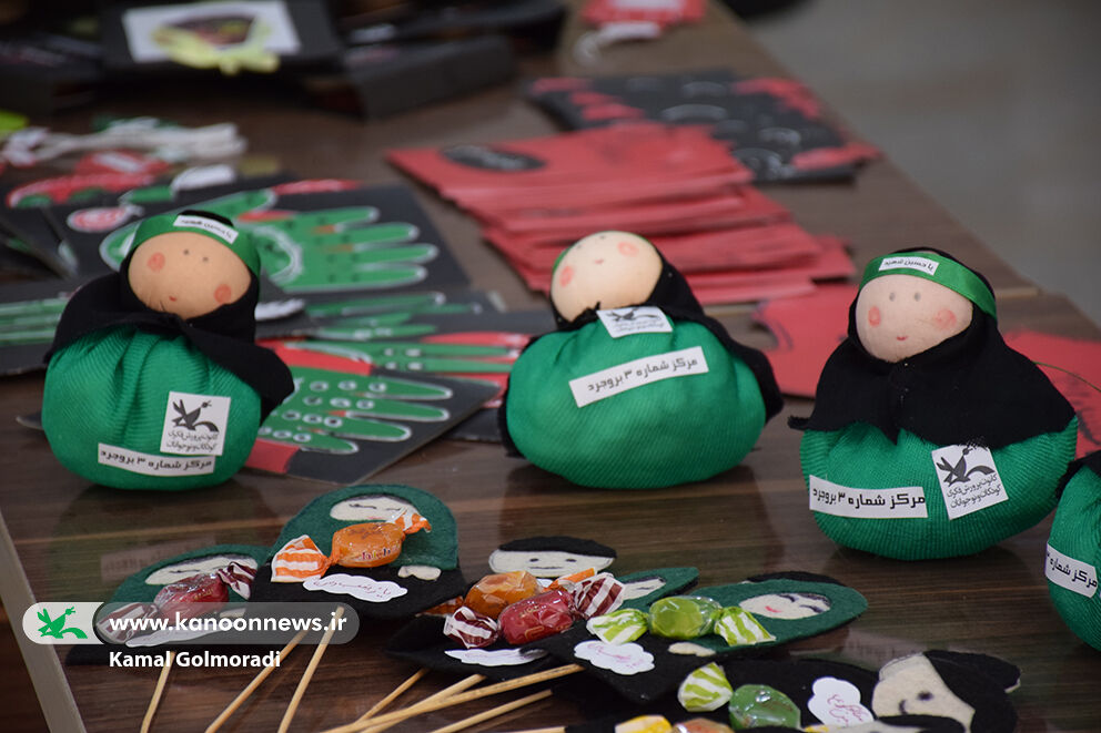 اهدای دستسازههای حسینی اعضای کانون لرستان به زائران اربعین