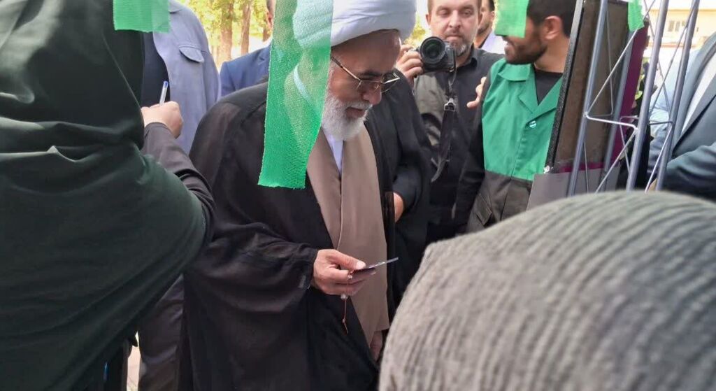 بازدید نماینده ولی فقیه در استان کرمانشاه و هیئت همراه از موکب کنگاور