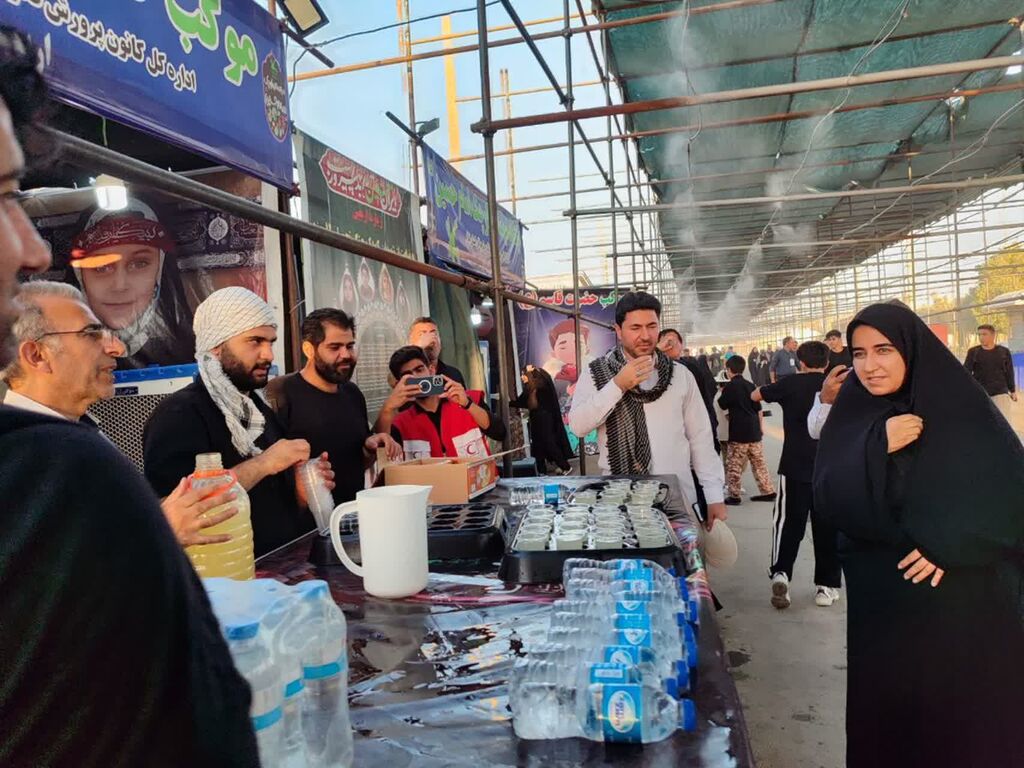 بازدید امام‌جمعه ایلام و سارا فلاحی از موکب حضرت قاسم(ع) در مسیر زائران اربعین