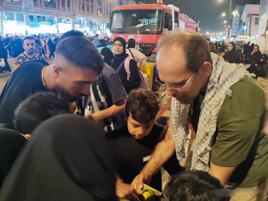 دست‌سازه‌های اربعینی کانون کرمانشاه در دست زائران از مرز خسروی تا کربلا