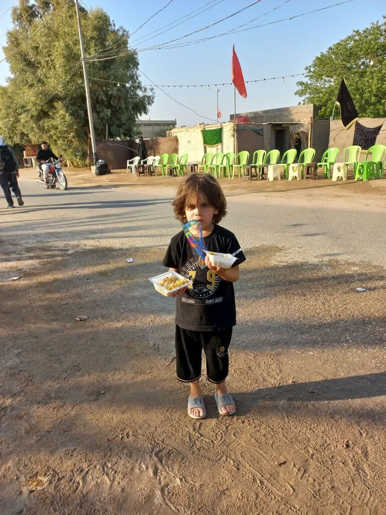 عضو ارشد کانون کرمانشاه دست‌سازه‌های اربعینی را به دست زائران آن‌سوی مرزها رساند