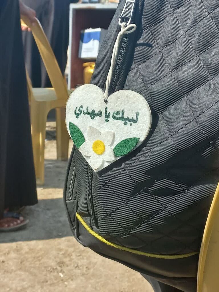 عضو ارشد کانون کرمانشاه دست‌سازه‌های اربعینی را به دست زائران آن‌سوی مرزها رساند