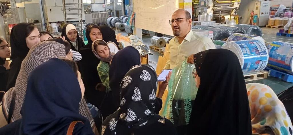 بازدید خبرنگاران کانون همدان از بزرگترین مرکز چاپ و بسته بندی غرب کشور