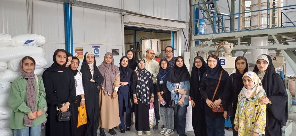 بازدید خبرنگاران کانون همدان از بزرگترین مرکز چاپ و بسته بندی غرب کشور