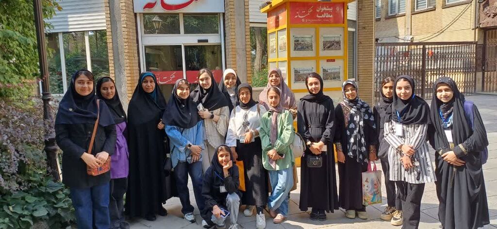 بازدید خبرنگاران کانون همدان از بزرگترین مرکز چاپ و بسته بندی غرب کشور