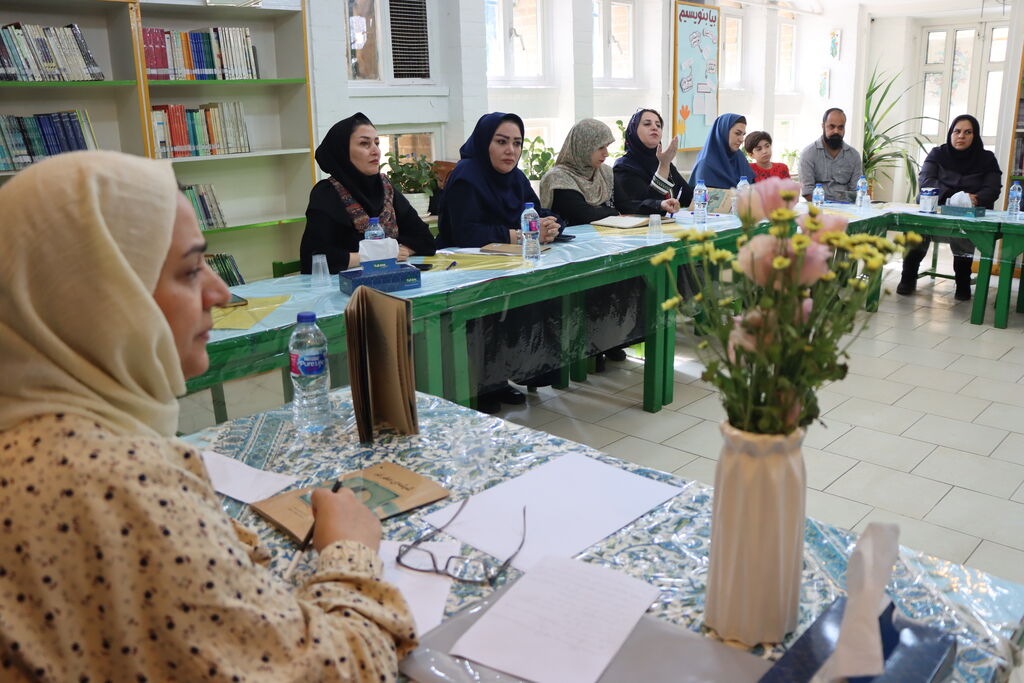 نقد و بررسی کتاب «شیشه عطر خدا» در کانون تهران