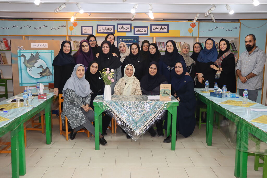 نقد و بررسی کتاب «شیشه عطر خدا» در کانون تهران