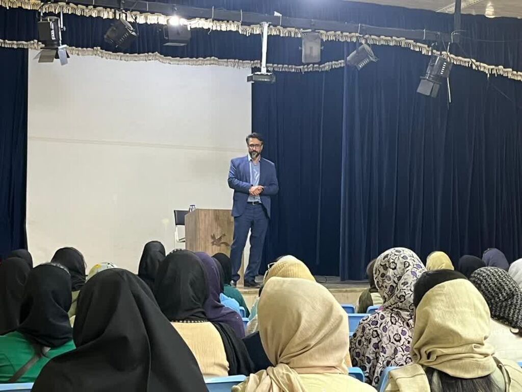 برگزاری جلسه هم‌اندیشی کانون زبان استان هرمزگان با والدین زبان‌آموزان جدیدالورود