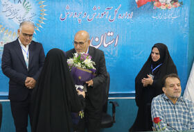 کانون استان یزد به نیابت کودکان و نوجوانان از مدیرکل آموزش و پرورش تجلیل کرد