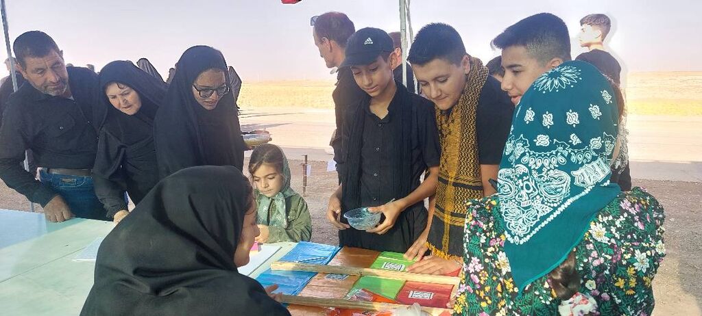 درناهای صلح و لالههای حسینی در مسیر پیادهروی اربعین