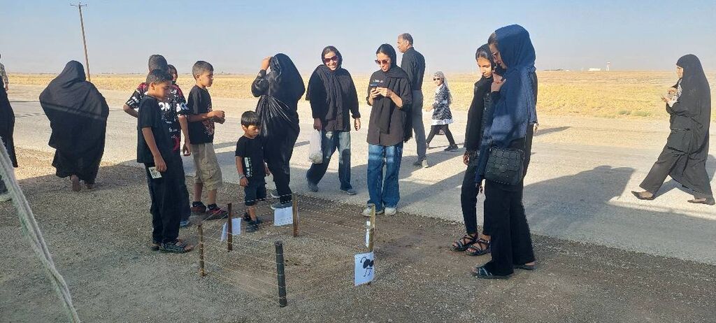 درناهای صلح و لالههای حسینی در مسیر پیادهروی اربعین