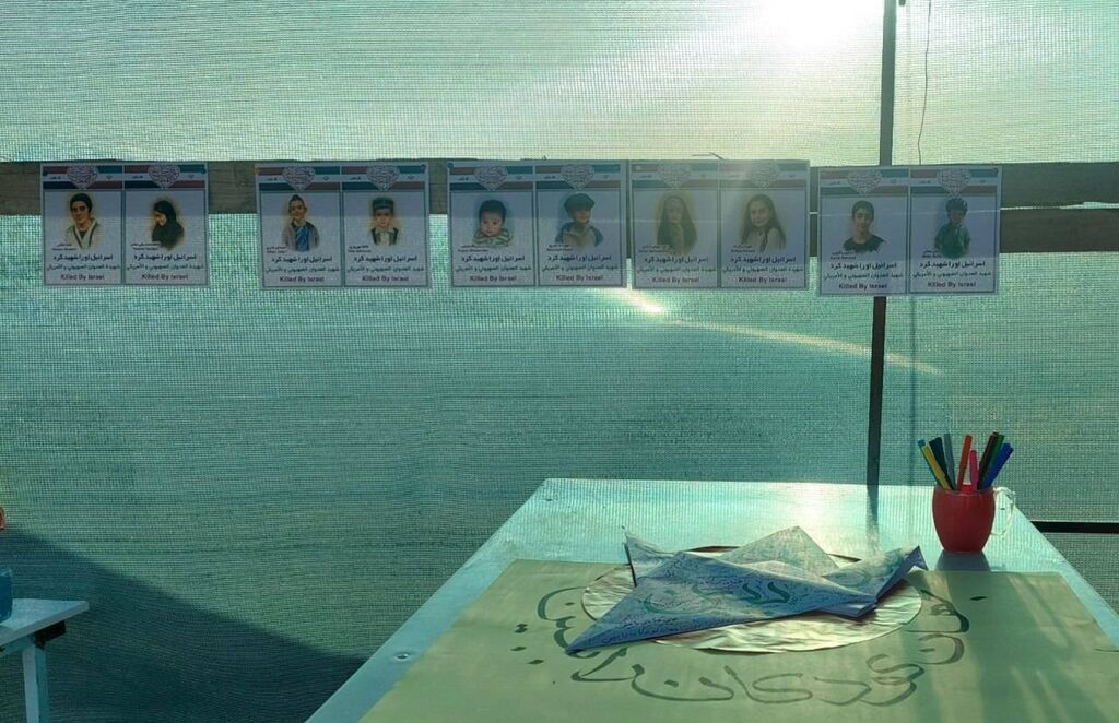 درناهای صلح و لالههای حسینی در مسیر پیادهروی اربعین