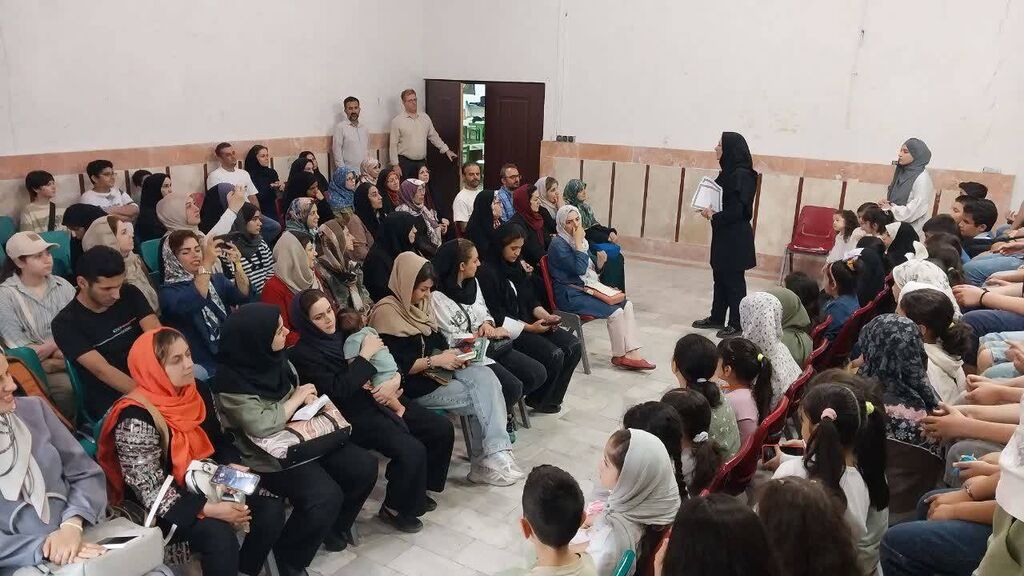 عرضه تولیدات هنری و فرهنگی کودکان و نوجوانان نوشهر در بازارچه صنایع کوچک