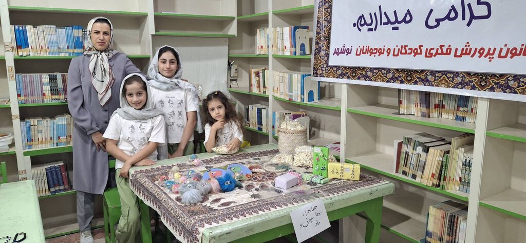 عرضه تولیدات هنری و فرهنگی کودکان و نوجوانان نوشهر در بازارچه صنایع کوچک