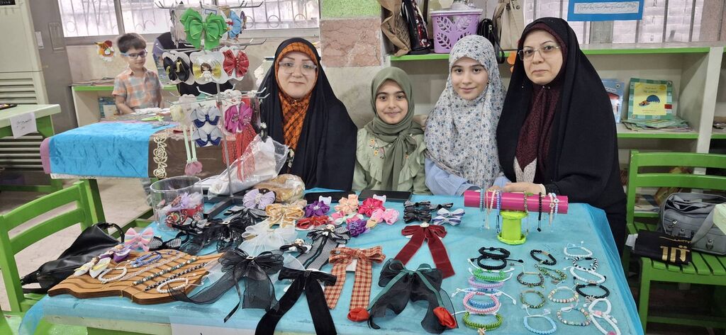 عرضه تولیدات هنری و فرهنگی کودکان و نوجوانان نوشهر در بازارچه صنایع کوچک