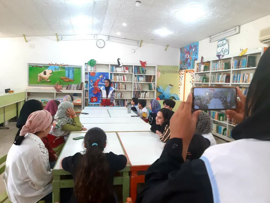 آشنایی اعضا کودک کانون پرورش فکری کودکان و نوجوانان بندرلنگه با مفهوم ایمنی در مقابل زلزله