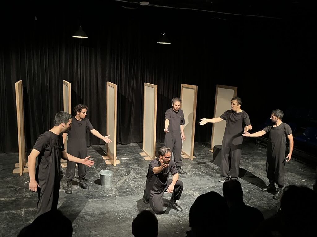 نوجوانان مجتمع آفرینش کرمانشاه به تماشای نمایش «اسب حیوان عجیبیست» نشستند