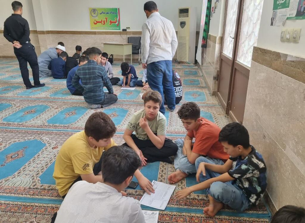 اعضای نوجوان مرکز سرپل‌ذهاب در مصلی احمدبن اسحاق حضور یافتند