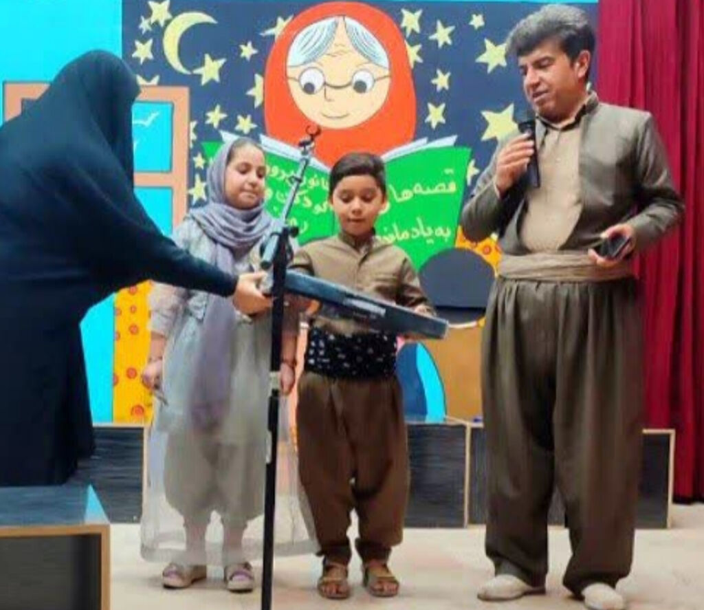 تجلیل از دو عضو فعال مرکز روانسر در زمینه نماز و علوم قرآنی