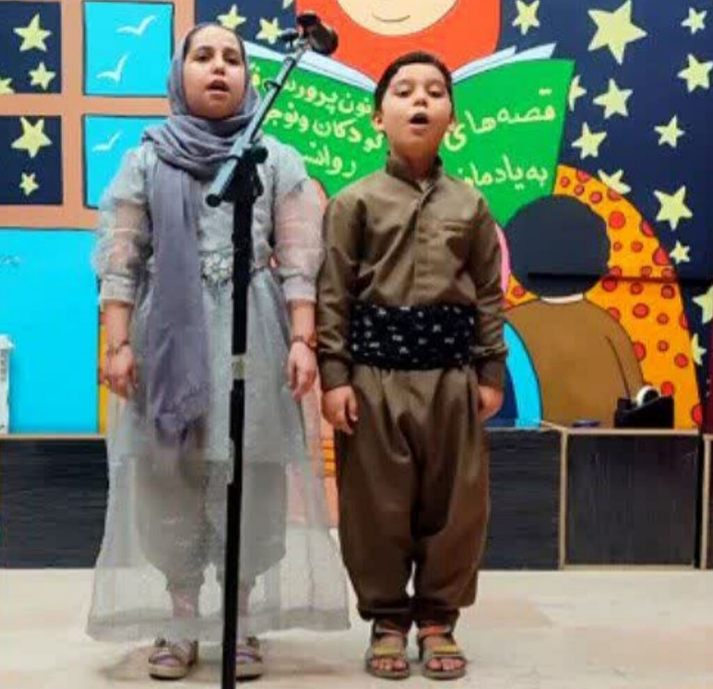 تجلیل از دو عضو فعال مرکز روانسر در زمینه نماز و علوم قرآنی