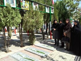 گلباران قبور مطهر شهدا توسط کارکنان کانون استان مرکزی