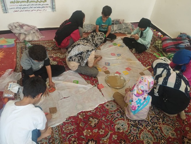 خدمات رسانی کتاب‌خانه‌ی سیار روستایی فریدون‌شهر به کودکان روستایی و عشایری