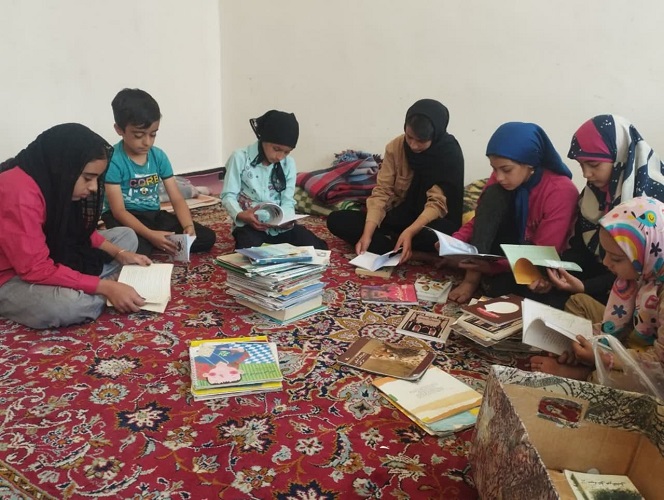 خدمات رسانی کتاب‌خانه‌ی سیار روستایی فریدون‌شهر به کودکان روستایی و عشایری