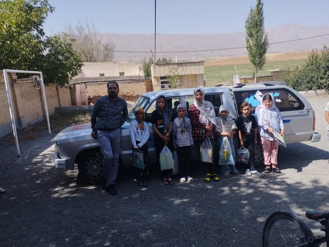 خدمات رسانی کتاب‌خانه‌ی سیار روستایی فریدون‌شهر به کودکان روستایی و عشایری