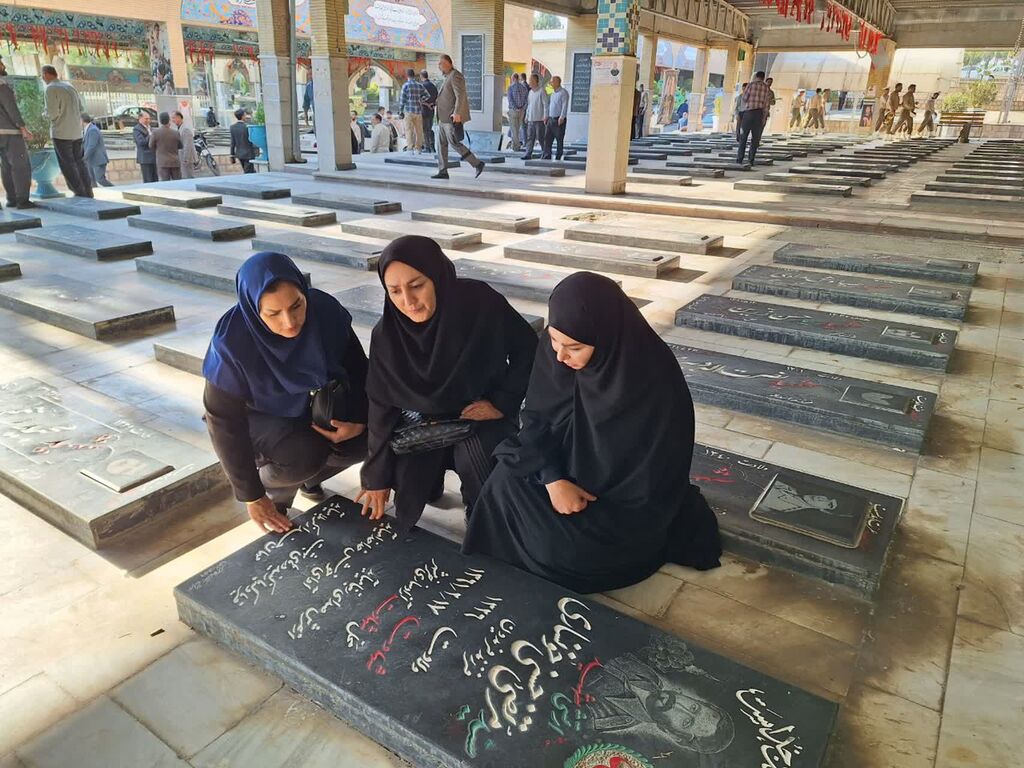 ادای احترام مسئولان کانون کرمانشاه به مقام شامخ شهدا