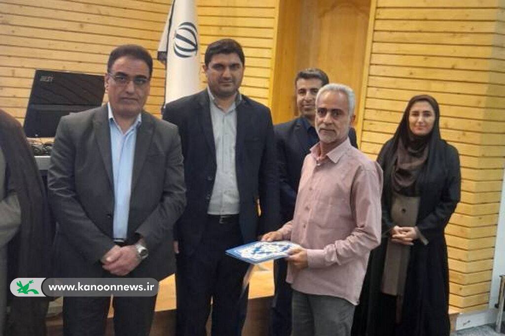 فرماندار بوشهر از کارمندان نمونه کانونی تقدیر کرد