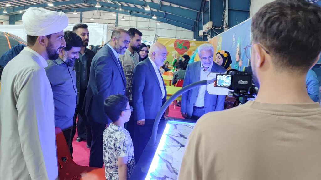حضور استاندار خوزستان در غرفه کانون پرورش فکری