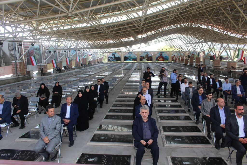 مزار شهدا تبریز  غبار روبی و گلباران مزار مطهر شهدا به مناسبت هفته دولت در تبریز