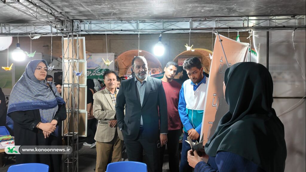 ابوذر عطاپور از غرفه کانون در نمایشگاه هفته دولت بازدید کرد