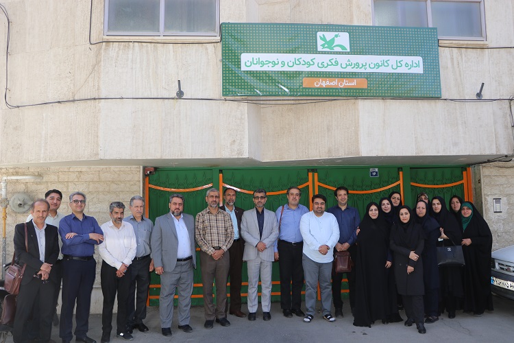 دیدار مدیران مراکز و دفاتر تخصصی فرهنگی و هنری و کتابخانههای شهرداری اصفهان با مدیرکل کانون استان