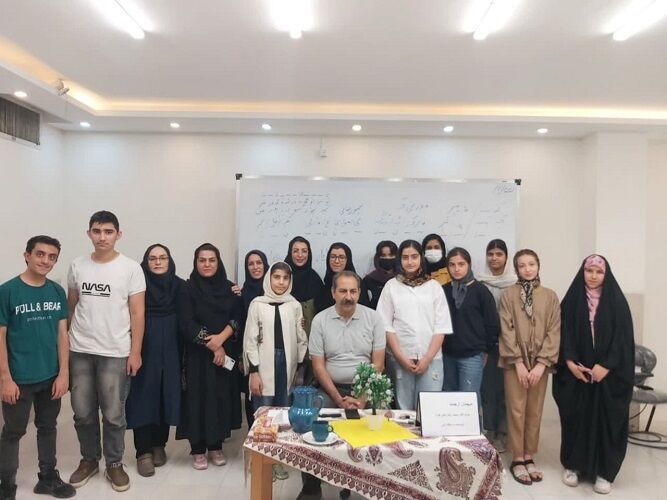 نوجوانان در باشگاه شعر سیمرغ شرکت کردند نوجوانان در باشگاه شعر سیمرغ شرکت کردند
