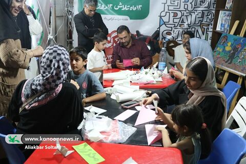 بازدید استاندارکرمان از غرفه کانون در نمایشگاه هفته دولت