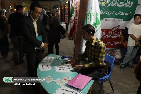 بازدید استاندارکرمان از غرفه کانون در نمایشگاه هفته دولت