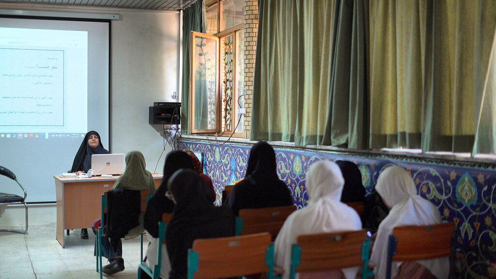 کارگاه های ادبی اردوی سیمرغ دوره توانمندسازی باشگاه سیمرغ؛ بستری برای شکوفایی استعدادهای ادبی نوجوان خراسان رضوی
