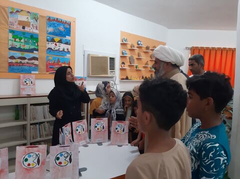 به مناسبت هفته دولت نمایشگاه ماهی پرنده در مرکز هرمز برگزار شد