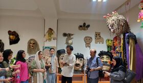 بازدید اعضای نوجوان مرکز پاوه از موزه‌ عروسک‌های کانون کرمانشاه