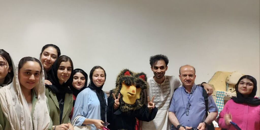 بازدید اعضای نوجوان مرکز پاوه از موزه عروسکهای کانون کرمانشاه