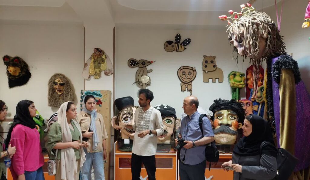 بازدید اعضای نوجوان مرکز پاوه از موزه عروسکهای کانون کرمانشاه