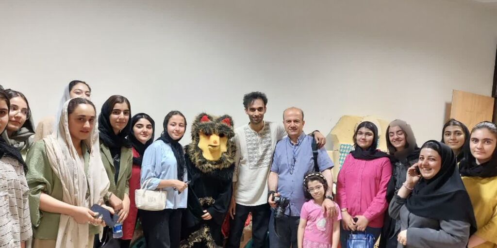 بازدید اعضای نوجوان مرکز پاوه از موزه‌ عروسک‌های کانون کرمانشاه