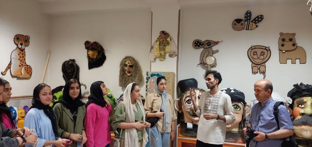 بازدید اعضای نوجوان مرکز پاوه از موزه‌ عروسک‌های کانون کرمانشاه