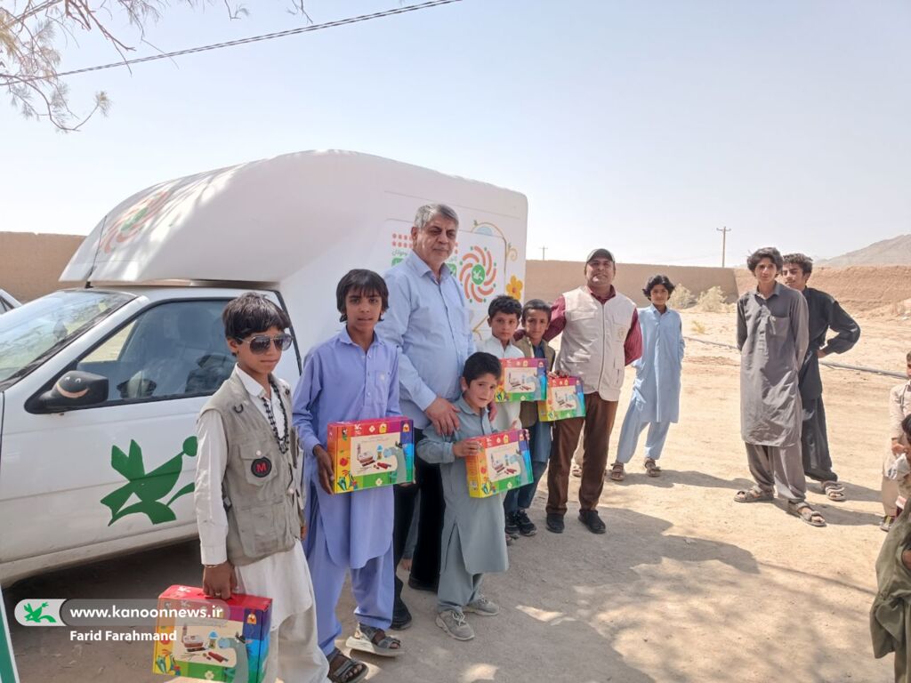 کتابخانه سیار کانون سیستان و بلوچستان در قالب «پیک امید» مهمان کودکان روستای شهید ریگی