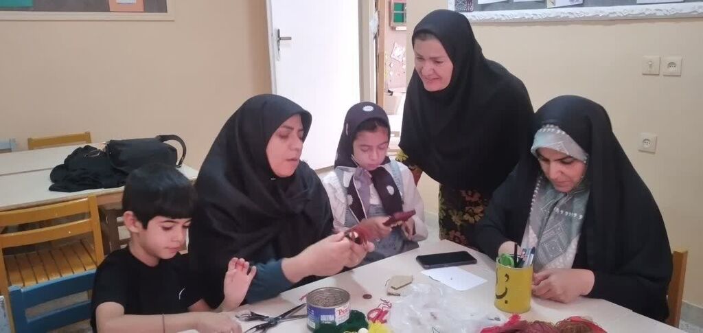 عروسکهای خندان در کارگاه مادر و دختر کانون میامی