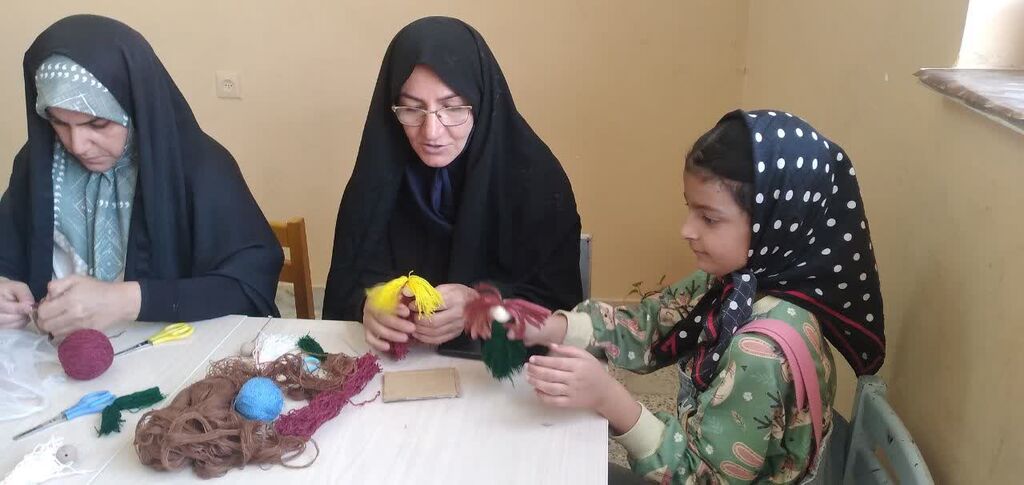 عروسکهای خندان در کارگاه مادر و دختر کانون میامی