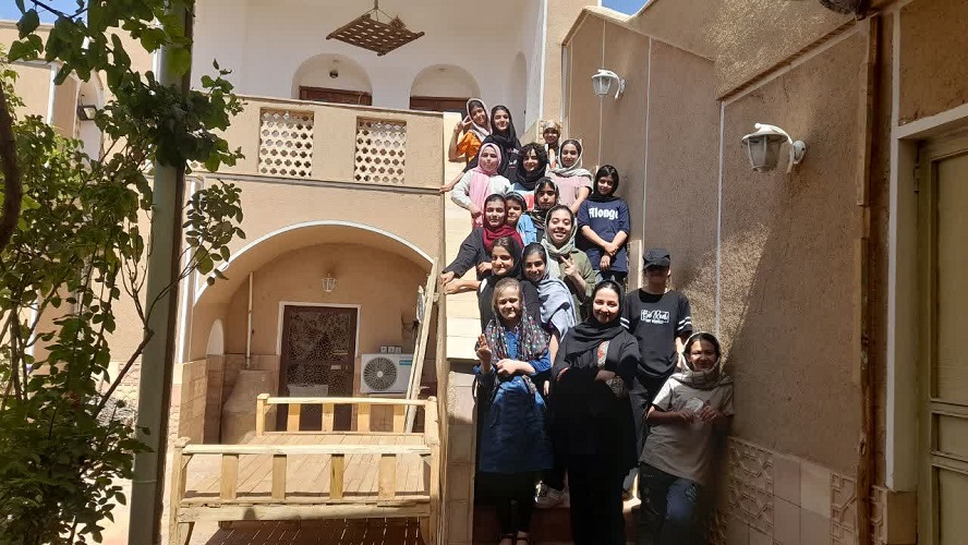 بازدید نوجوانمحوری کانون دهق از بناهای قدیمی شهر